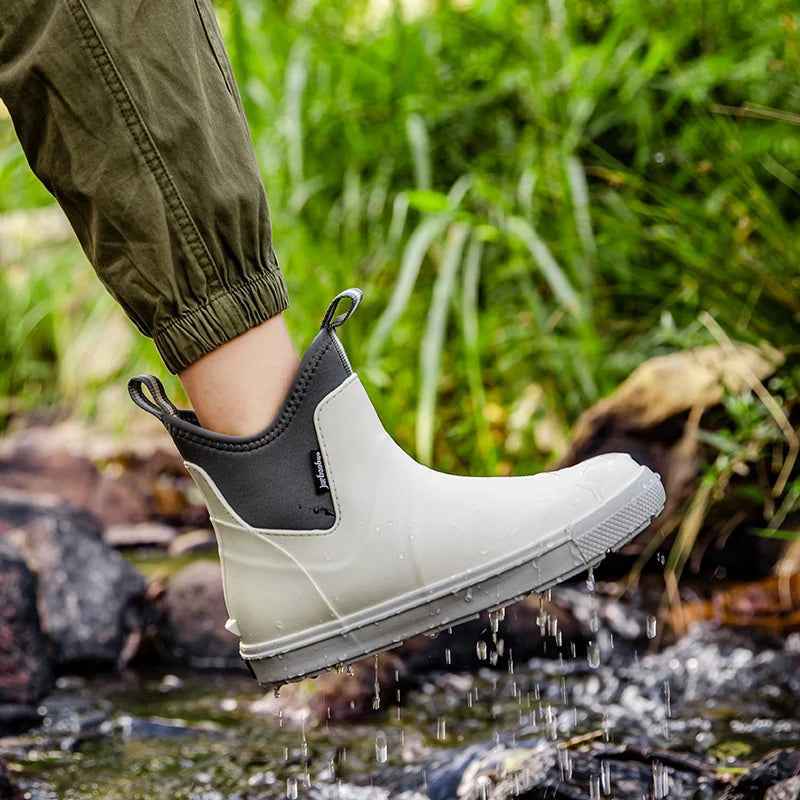 Elin regenlaars in gebruik bij het water, zijaanzicht