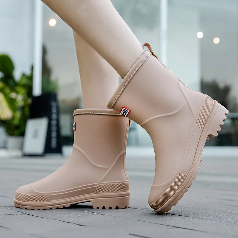 Evi beige regenlaarzen gedragen aan de benen, zijaanzicht