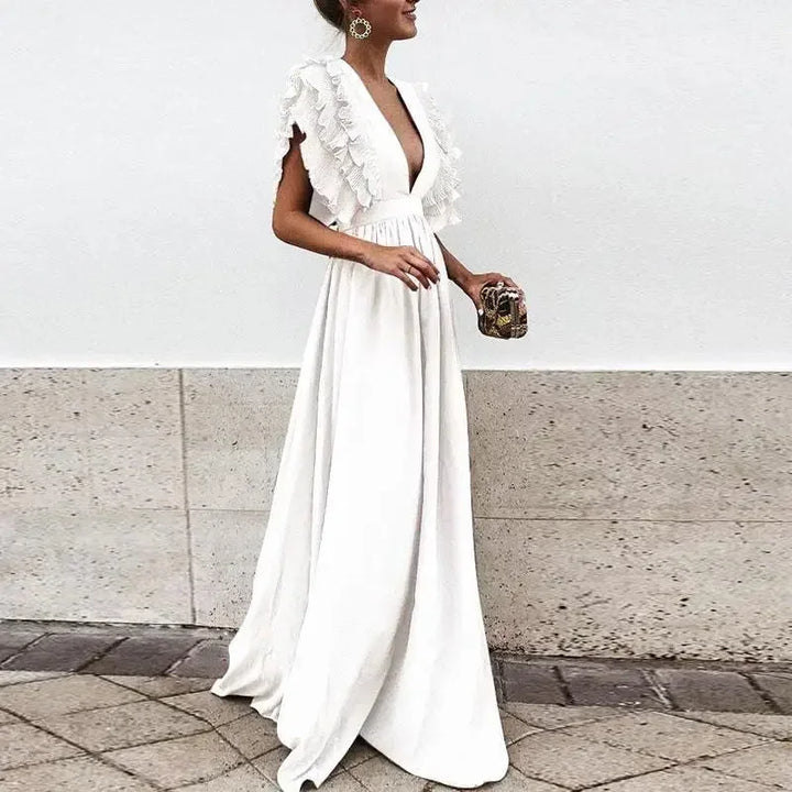Robe longue pour femme en tissu fluide, avec manches volantées et décolleté plongeant pour un style élégant et décontracté.
