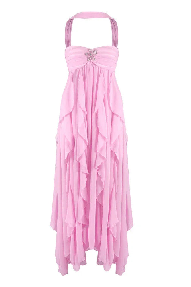 Robe longue en tissu léger rose, dotée de volants délicats sur les manches et l&