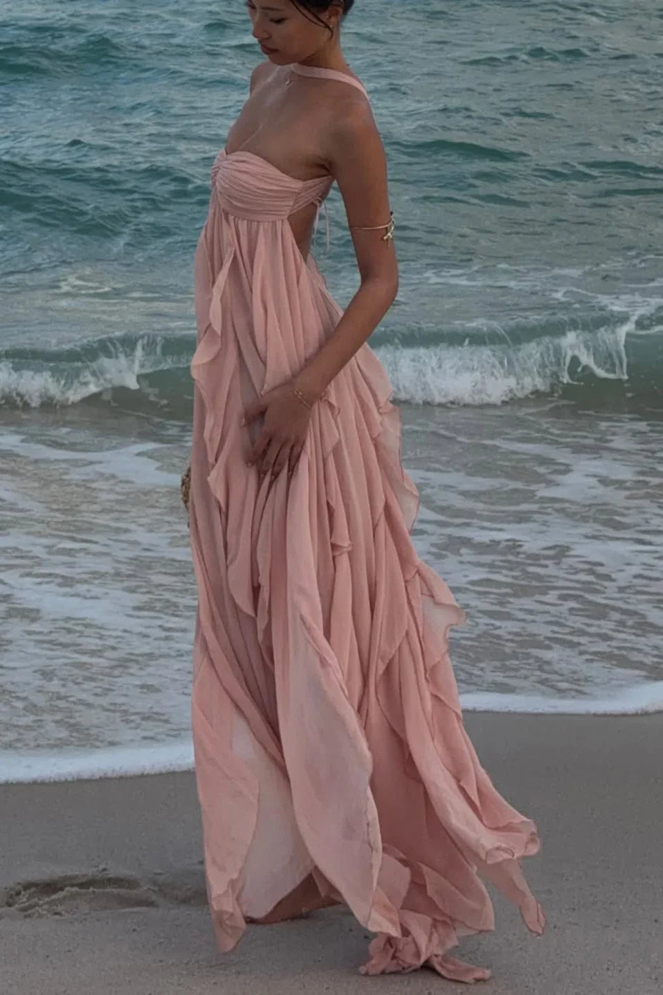Robe longue femme rose en coton léger avec volants délicats et découpe fluide pour un look élégant et confortable.
