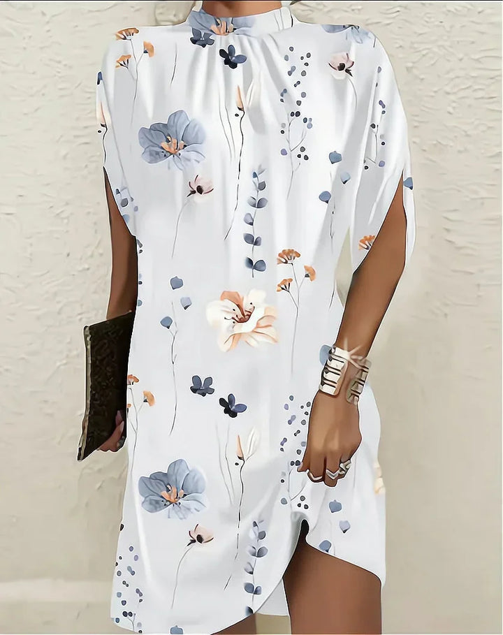 Robe courte en tissu léger, manches chauve-souris et col plissé, idéale pour les soirées, disponible en plusieurs couleurs.