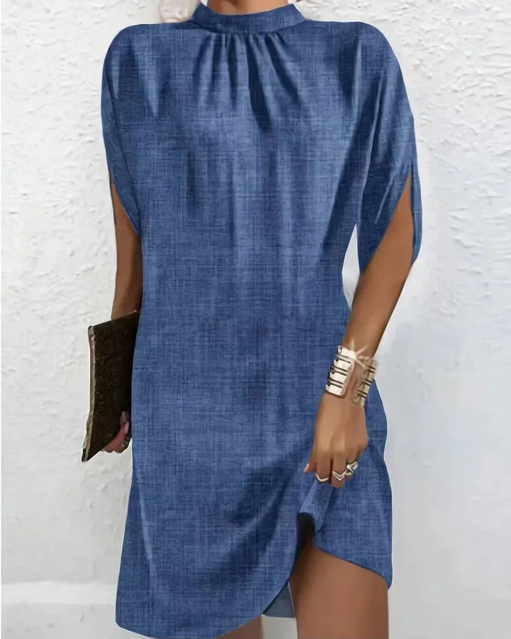Robe courte à manches chauve-souris, col plissé, en tissu léger; disponible en plusieurs couleurs pour soirées élégantes.