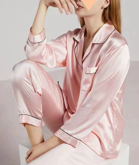 Damen Pyjama aus glänzendem Satin-Look