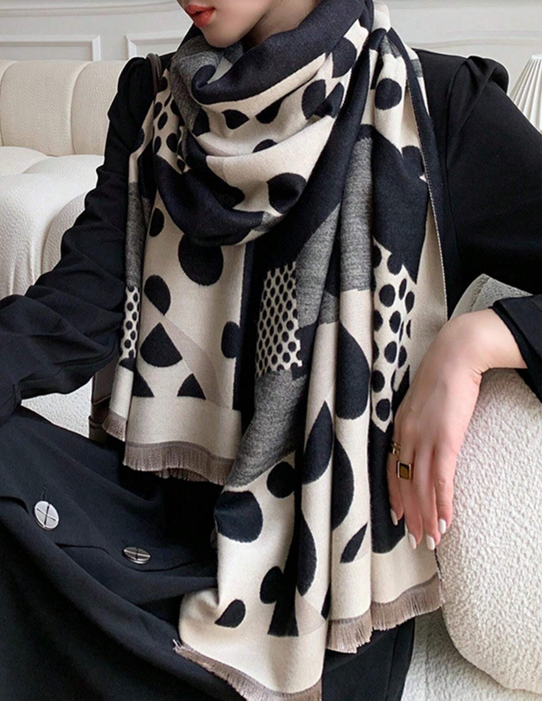 Damen Schal mit valentina für Alltag und Freizeit - Schwarz-Weiss gemustert