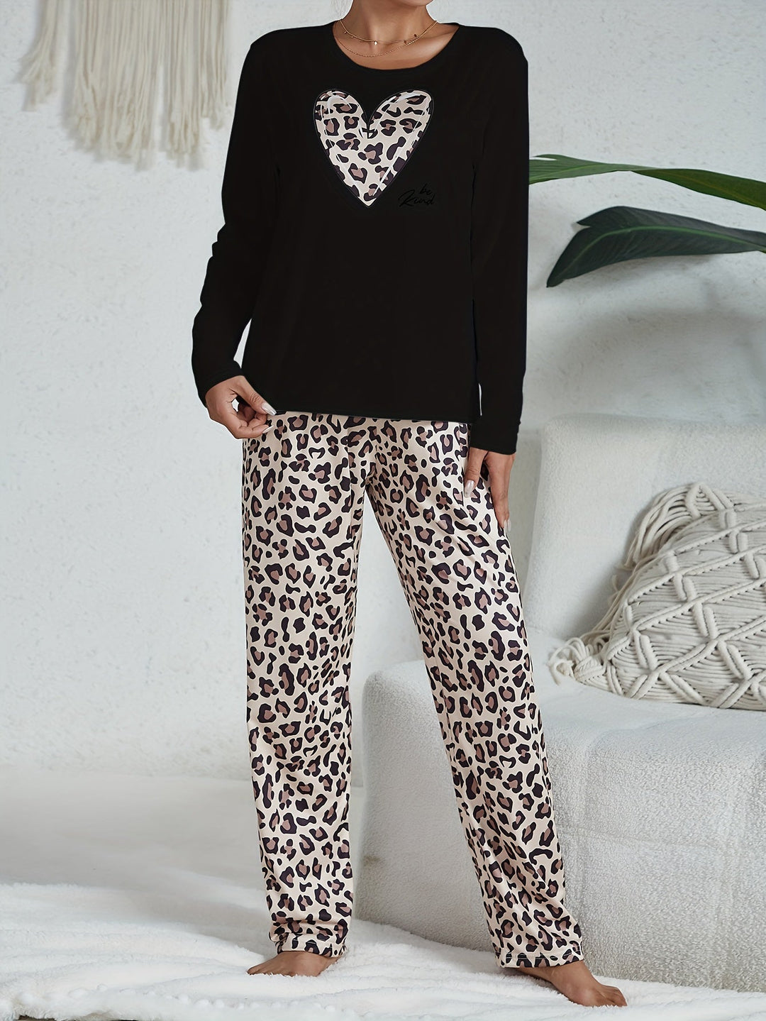 Damen Schlafanzug mit Leopardenhose und Herzmotiv