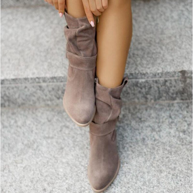 Damen Stiefel mit gerafftem Schaft und flachem Absatz