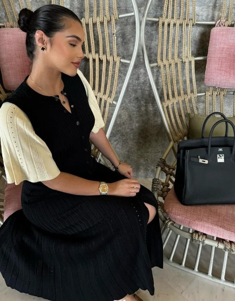 Damen Strickkleid mit Rippstrick und V-Ausschnitt und Maxilänge