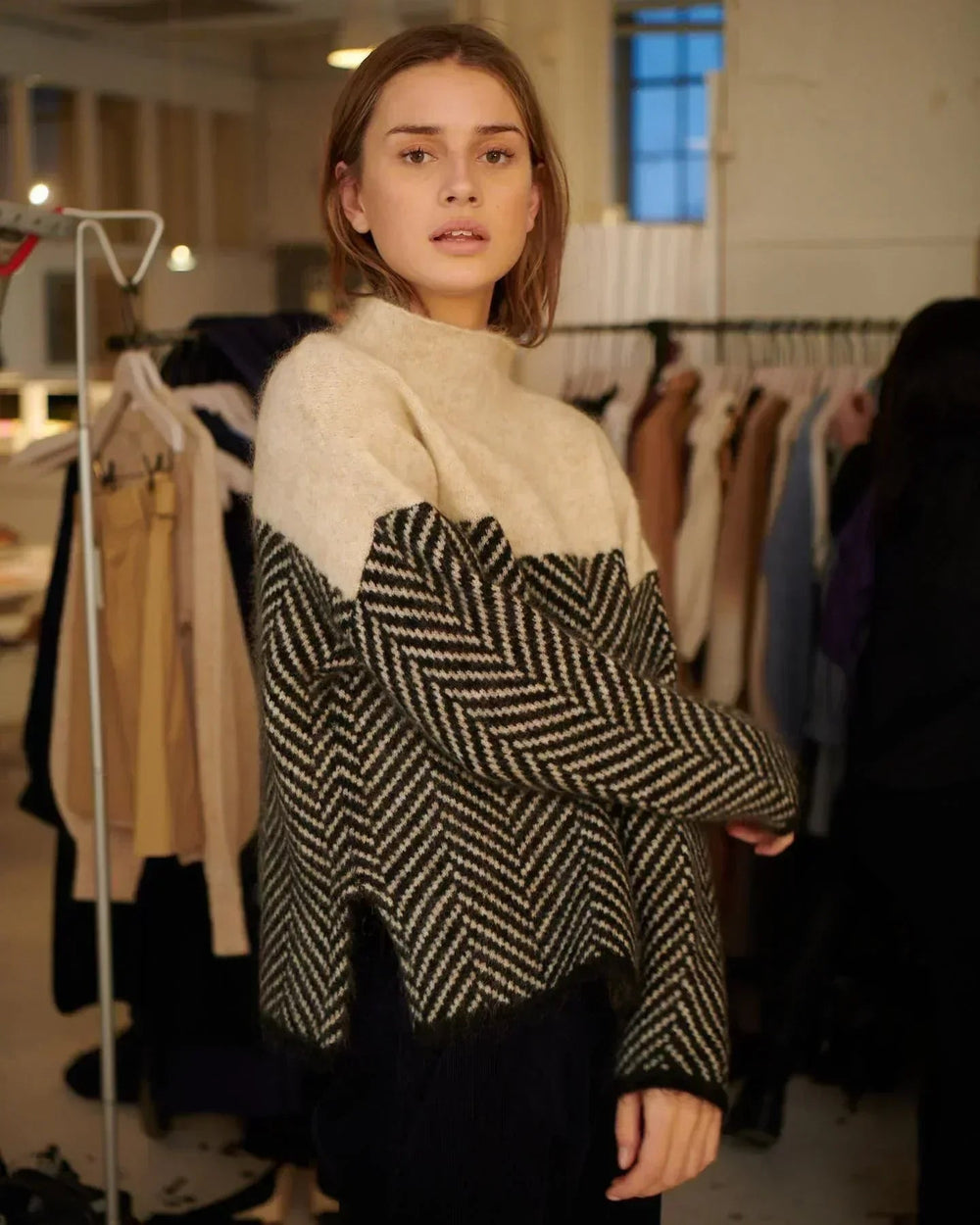 Damen Strickpullover mit Chevronmuster und Stehkragen