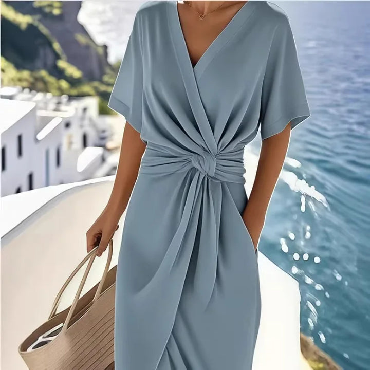 Robe midi, décolleté V, manches courtes, croisée et nouée à la taille.
