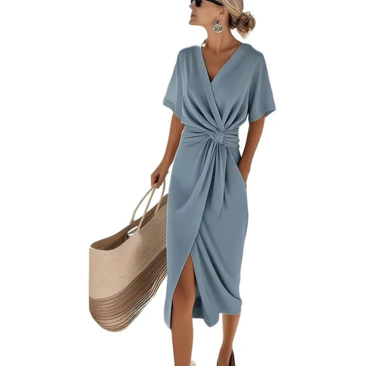Robe midi croisée, décolleté V, nouée à la taille, manches courtes.