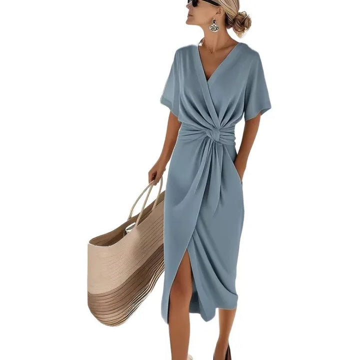 Robe midi croisée, décolleté V, nouée à la taille, manches courtes.