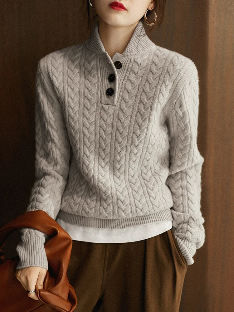 Damen Zopfstrickpullover mit Knopfleiste am Stehkragen